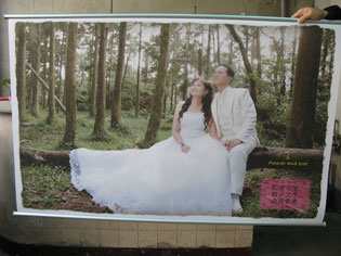 婚禮用相紙掛軸懸掛(相紙或是油畫布+鋁掛軸)當成窗簾